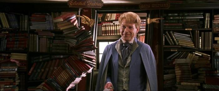 Kenneth Branagh est impeccable dans le rôle ambivalent du professeur Lockhart.