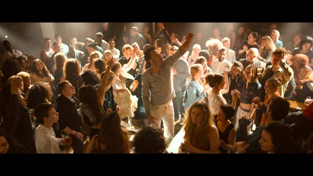 Les scènes de concert et de fête sont d'une intensité certaine.